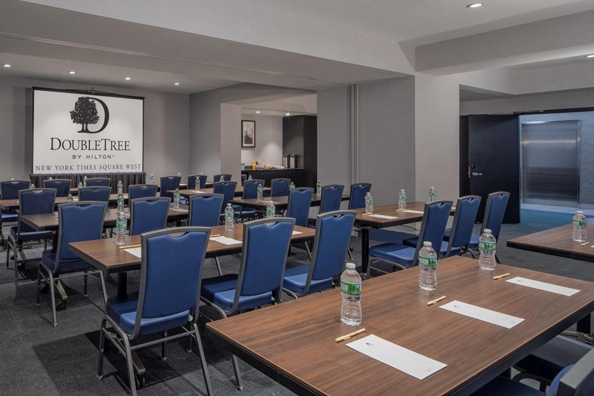 Doubletree By Hilton New York Times Square West Hotel Exterior photo