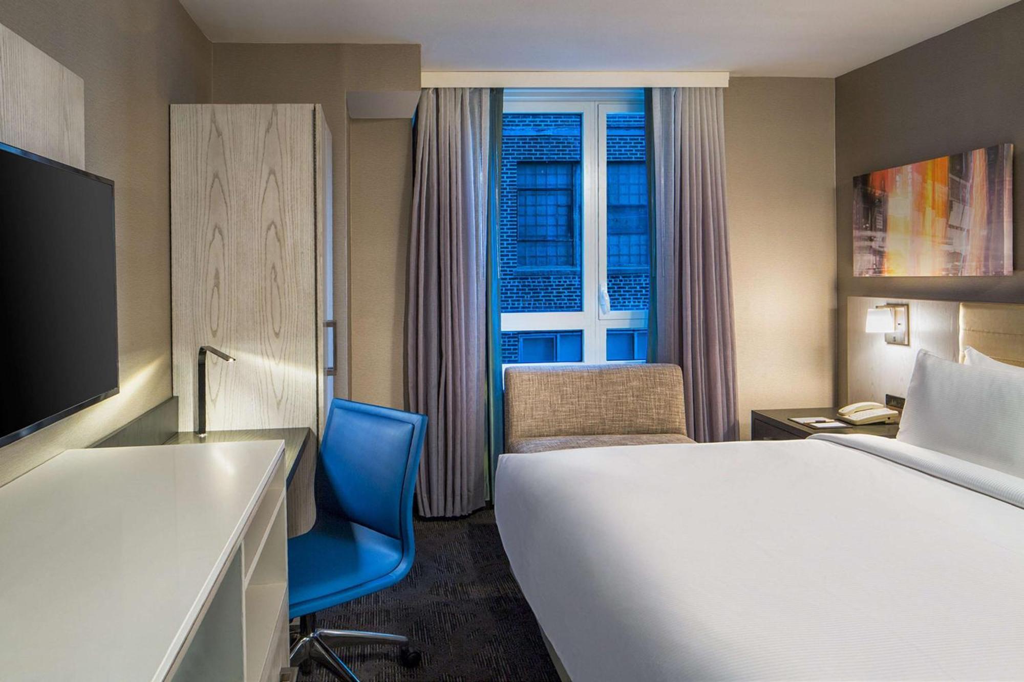 Doubletree By Hilton New York Times Square West Hotel Exterior photo
