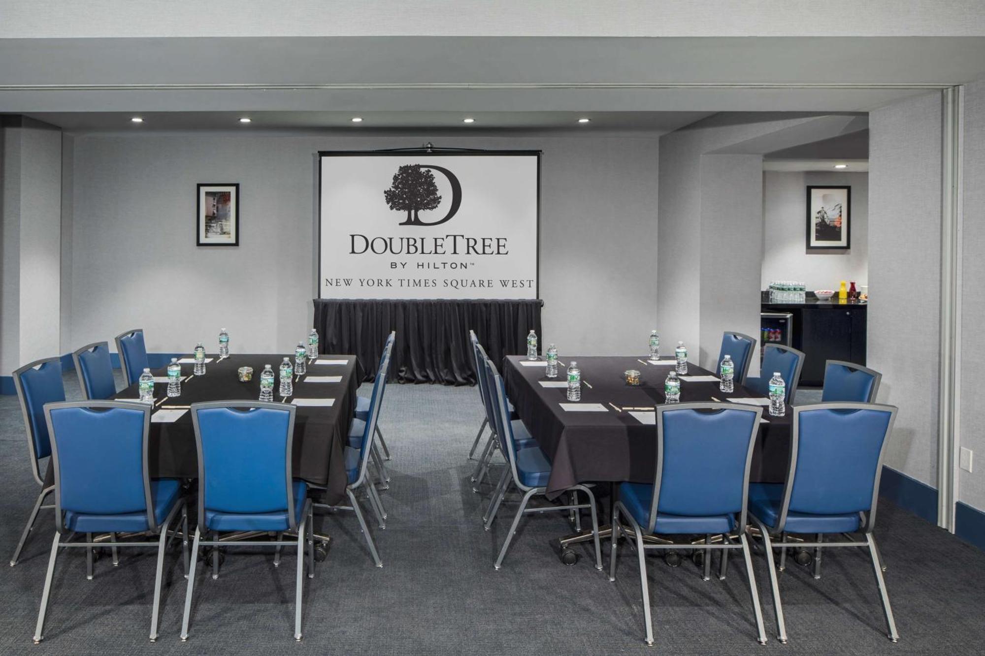 Doubletree By Hilton New York Times Square West Hotel Exterior photo