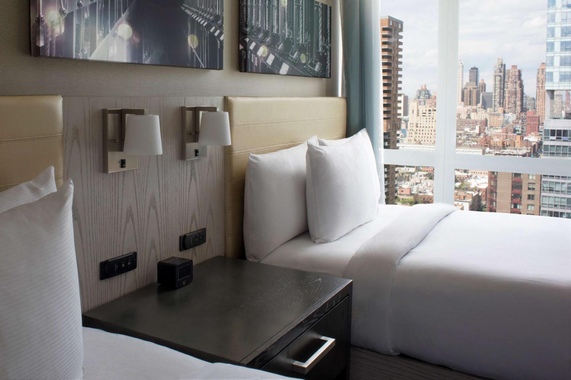 Doubletree By Hilton New York Times Square West Hotel Exterior photo