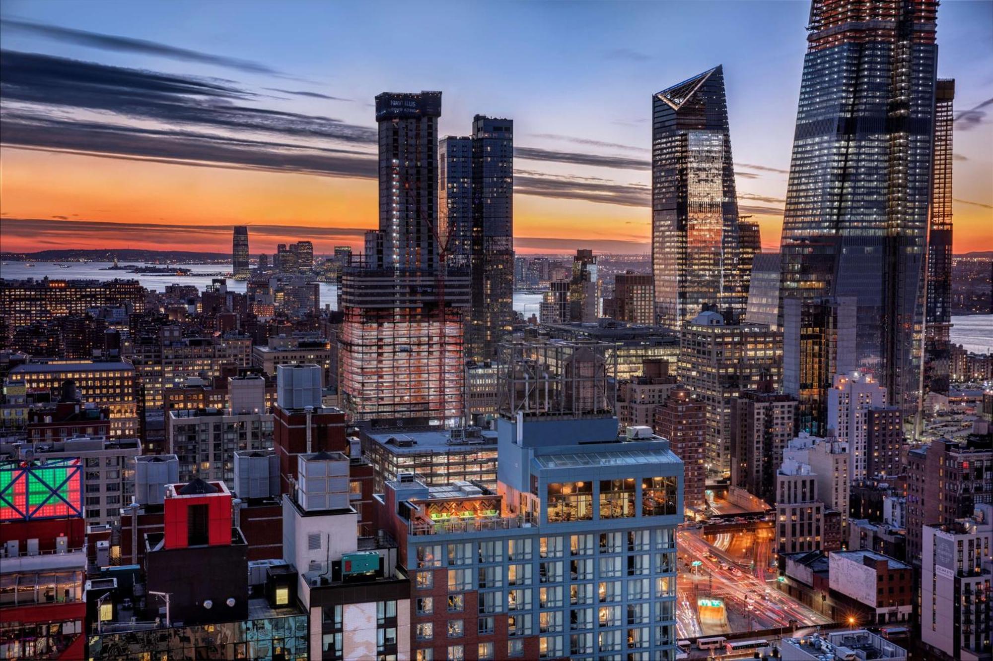 Doubletree By Hilton New York Times Square West Hotel Exterior photo