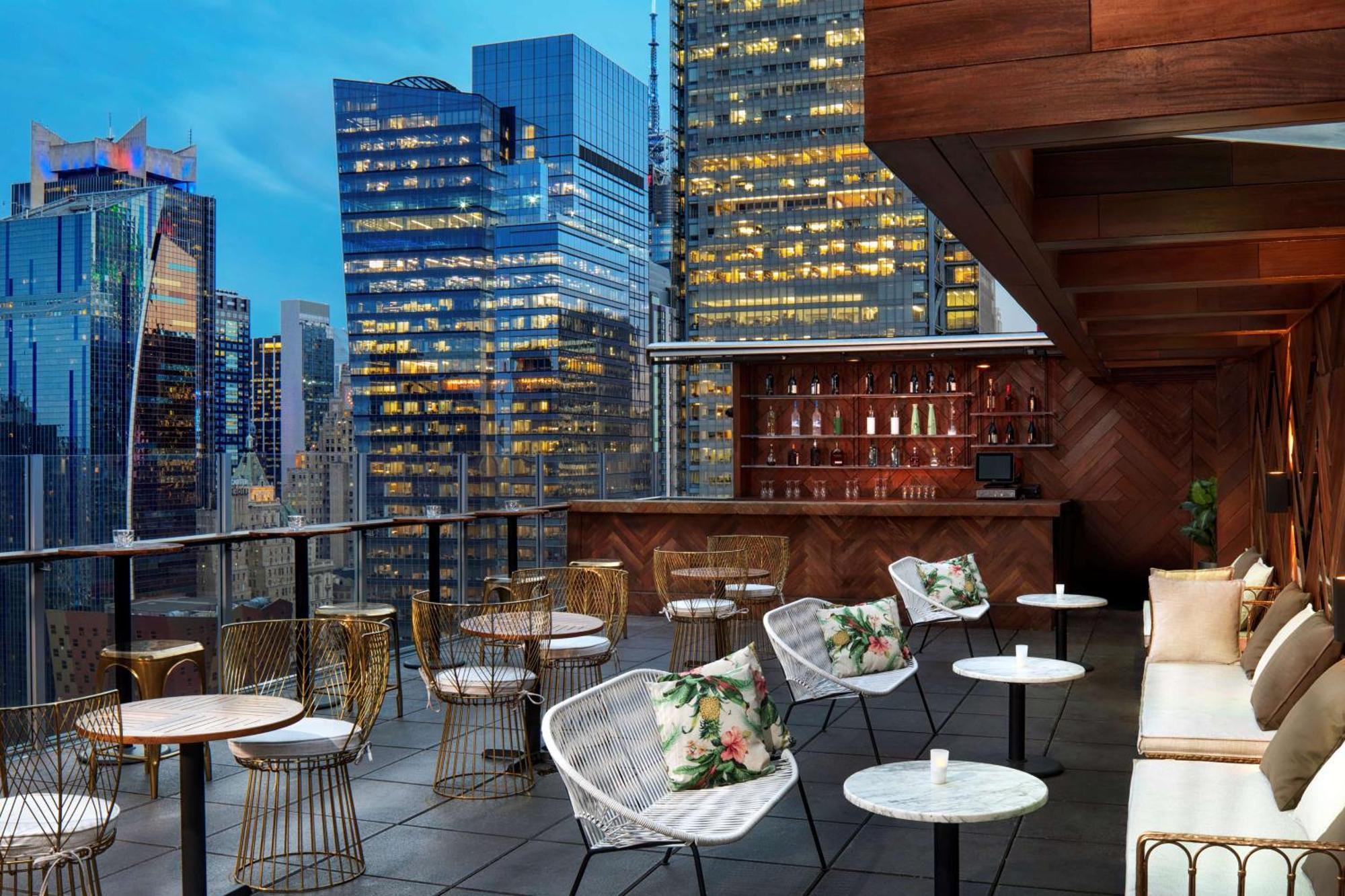 Doubletree By Hilton New York Times Square West Hotel Exterior photo