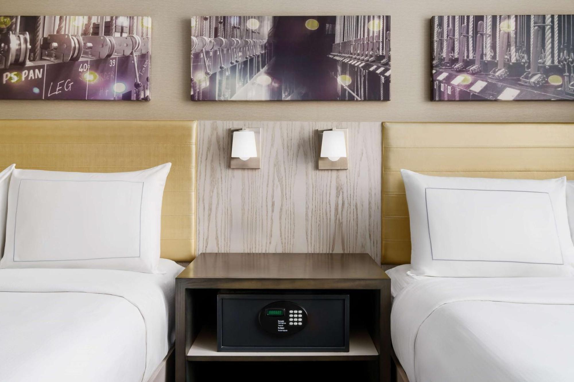 Doubletree By Hilton New York Times Square West Hotel Exterior photo