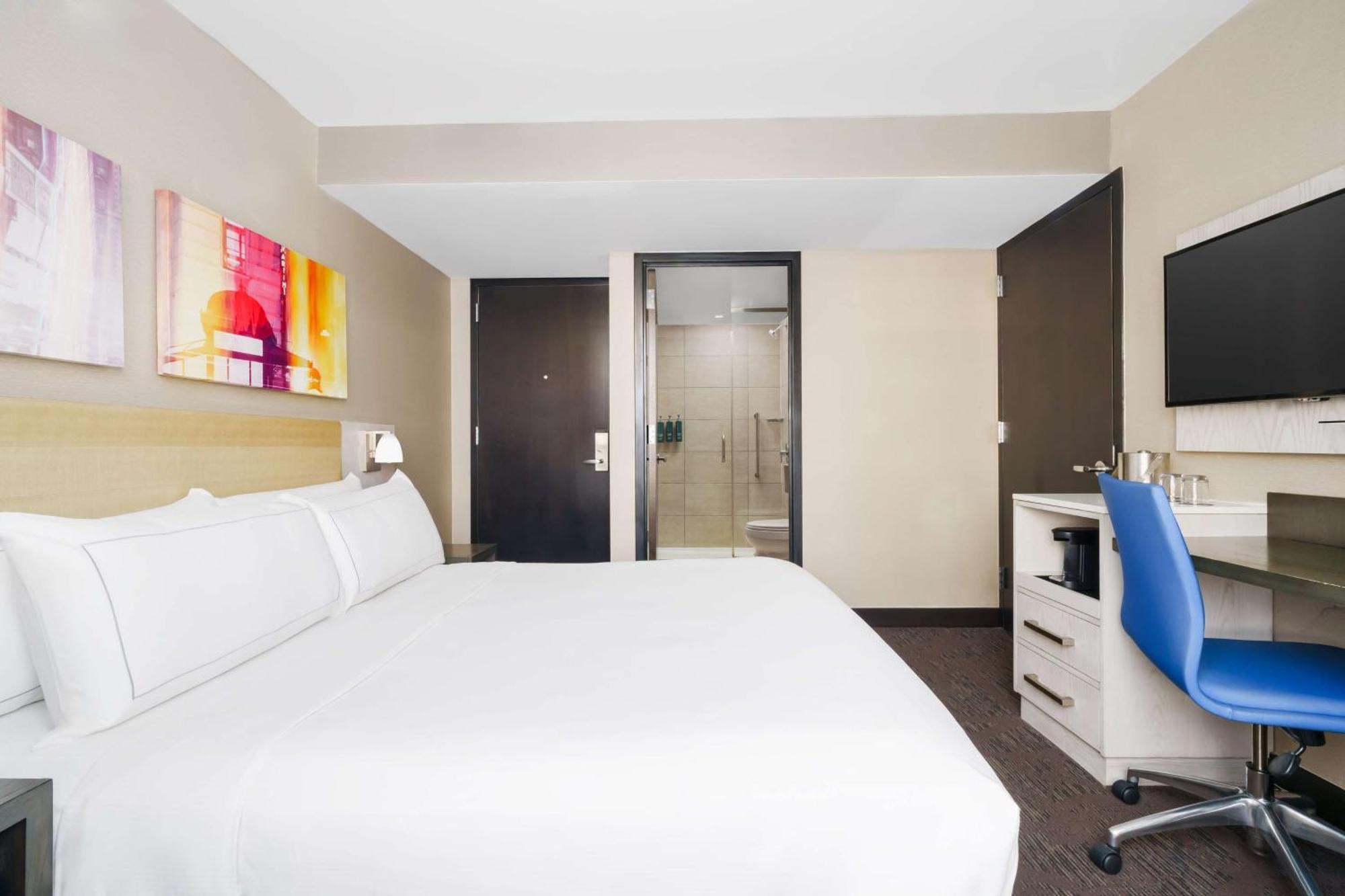 Doubletree By Hilton New York Times Square West Hotel Exterior photo