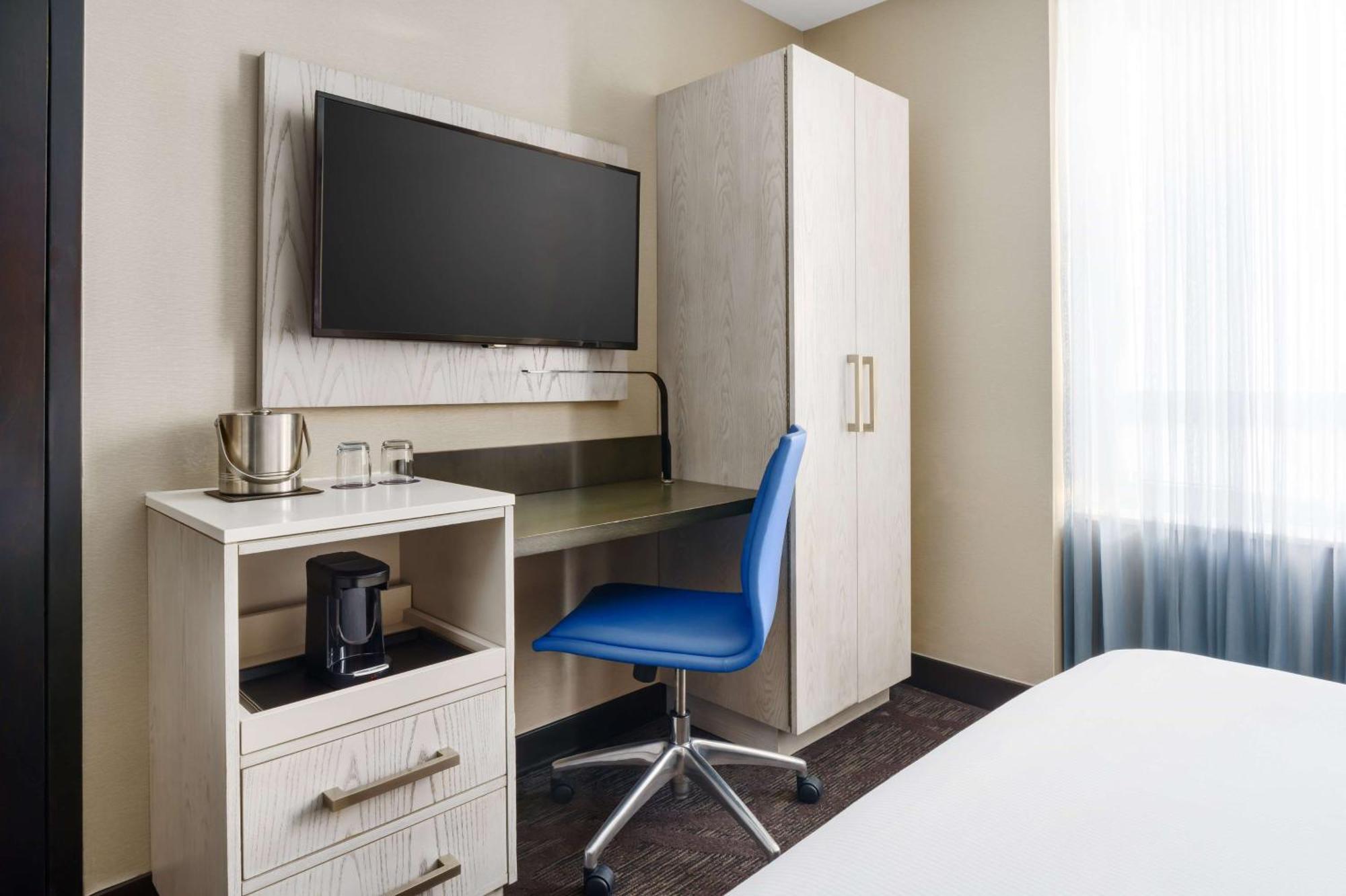 Doubletree By Hilton New York Times Square West Hotel Exterior photo